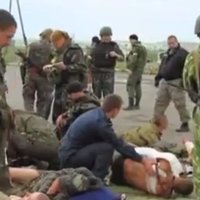 Video: Evakuē apšaudē ievainotus ukraiņu karavīrus