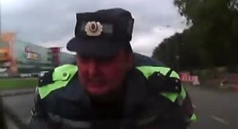Video: Krievijā 'Dodge' vadītājs uz motora pārsega ved policistu