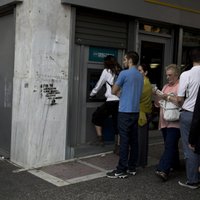 Grieķijas krīze: Iedzīvotāji tukšo kontus; Eiropa uzstāda ultimātu
