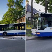 Video: Autobusam Āgenskalnā stabiņu dēļ jābrauc pa ietvi; vāc parakstus to aizvākšanai