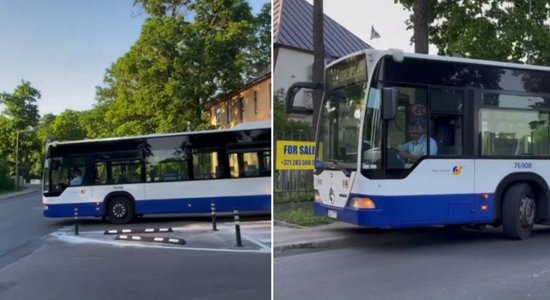 Video: Autobusam Āgenskalnā stabiņu dēļ jābrauc pa ietvi; vāc parakstus to aizvākšanai