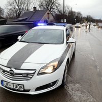 Divus Latgales reģiona ceļu policistus aiztur aizdomās par kukuļņemšanu