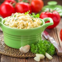 Nesvīsti pie plīts! 17 ģeniāli vienkāršas siera salātu receptes sātīgām vakariņām