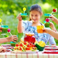 Viegli salāti, zemeņu gardumi, maizes zupa un atspirdzinoši kokteiļi – 15 idejas lieliskai svētdienas bērnu ballītei