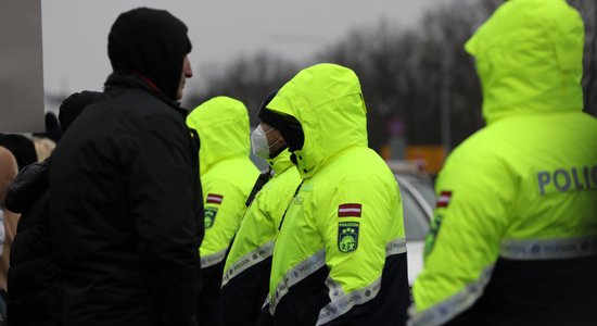 Policija noskaidrojusi vairākas personas, kuras Daugavpilī ar petardēm traucējušas klusuma brīdi Ukrainai