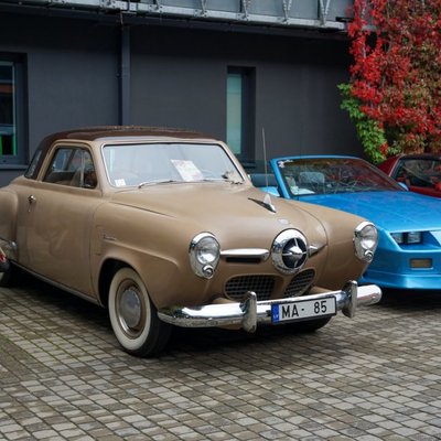 Foto: Pie Rīgas Motormuzeja pulcējušies vairāk nekā 150 klasiskie auto