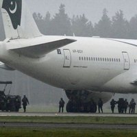 Lielbritānijas iznīcinātāji steidzami nosēdinājuši Pakistānas pasažieru lidmašīnu (17:46)
