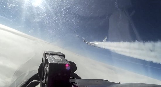 Pērnā gada rudenī Krievijas Su-27 apzināti šāvis pa britu izlūklidmašīnu, ziņo BBC