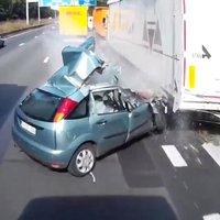 Video: Beļģijā sievietei paveicas sadursmē ar diviem kravas auto