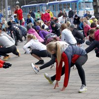 Foto: ļaužu pūļi Mežaparkā uzsāk gatavošanos 'Nordea' Rīgas maratonam