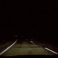Video: Autovadītājs teju notriec pa Jūrmalas šoseju tumsā ejošu sirmgalvi