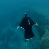 Izgudrots tērps, ar kuru var 'lidot' zem ūdens