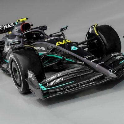 'Mercedes' ar jauno F-1 bolīdu atgriežas pie melnās krāsas. Vai atgriezīsies arī tituli?