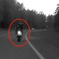 Video: Ventspils novadā motociklists ar pasažieri naktī traucas ar 204 km/h