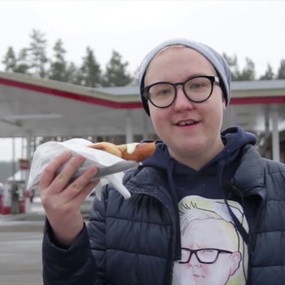 Video: Blogeris testē, kurā degvielas stacijā gatavo garšīgākos hotdogus
