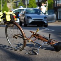 Ceturtdien avārijās cietuši 27 cilvēki, tostarp desmit velosipēdisti