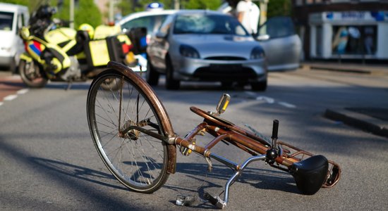 Ceturtdien ceļu satiksmes negadījumos cietuši četri velosipēdisti