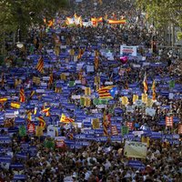 Десятки тысяч людей вышли на марш против терроризма в Барселоне