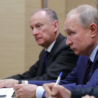Путин заявил, что его поправки в конституцию РФ "продиктованы жизнью", а не желанием задержаться у власти
