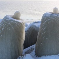 Foto: Sniegs un sals izveido 'ledus kūkas' Daugavgrīvas molā