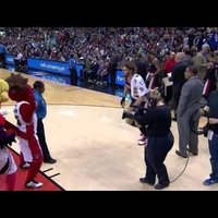 Video: Basketbolists pārmāca 'lecīgu' talismanu
