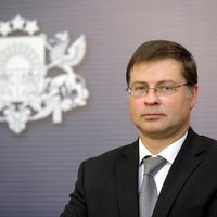 Zolitūdes traģēdijā cietusī: izrādot cieņu, Dombrovskim būtu no politikas jāaiziet pavisam