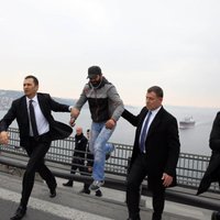 ВИДЕО: Эрдоган отговорил самоубийцу прыгать с моста
