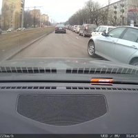 Video: Bezkaunīgs 'BMW' vadītājs gandrīz izraisa avāriju