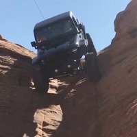 Video: Džips nobrauc pa praktiski vertikālu smilšakmens klinti