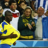 ВИДЕО: Игрок сборной Эквадора симулировал травму во время матча, чтобы сбежать от полиции