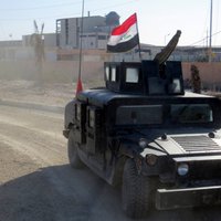 Foto: Irākieši ar amerikāņu 'Humvee' un tankiem pārņem džihādistu kontrolēto Ramādī