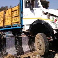 Indijā apgāžoties smagajam auto ar dievlūdzējiem, 16 bojāgājušie