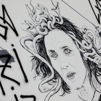 ФОТО. Протест возле Академии художеств в Риге: Шуплинску изобразили в виде Медузы Горгоны