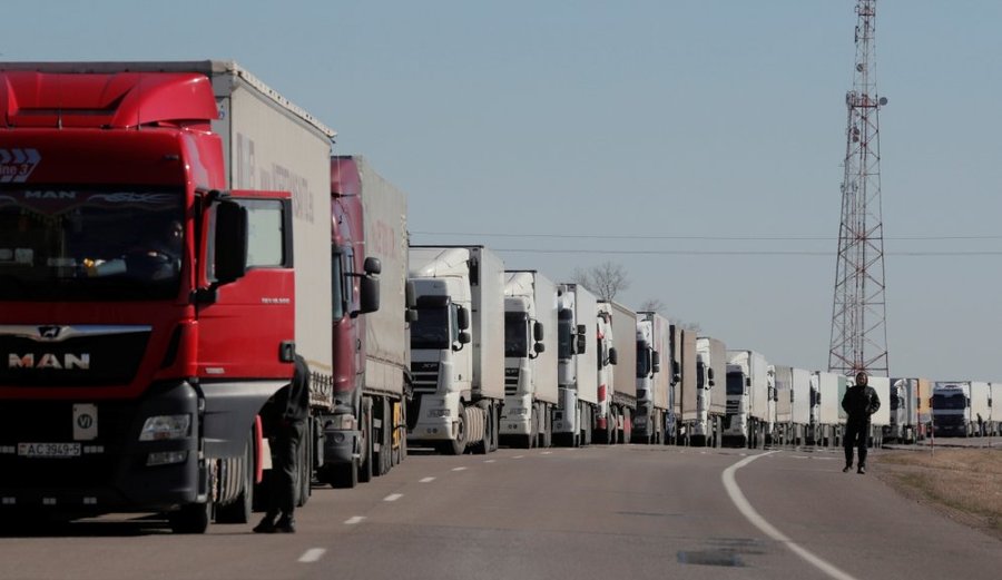 Poland introduces new restrictions on Belarusian carriers;  the line of cars is already 40 km long