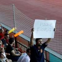 Spānijas futbola fani treniņā izsvilpj Pikē