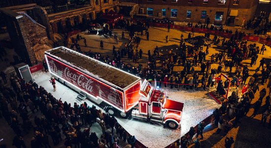 ФОТО. Впервые в странах Балтии: легендарный рождественский грузовик Coca-Cola из Лапландии посетил Таллин