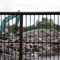 Полиция подозревает умышленный поджог свалки нелегальных отходов в Юрмале
