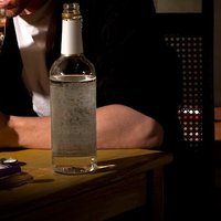 Опрос: 37% латвийцев порой покупают нелегальный алкоголь