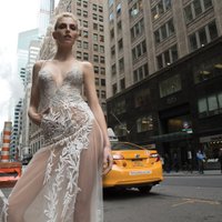 Foto: Karlīna Caune Ņujorkas ielās izrāda jutekliskas līgavas kleitas