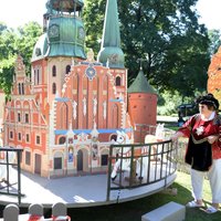 Foto: Vērmanes dārzā atklāts Ivara Mailīša veidotais viduslaiku Rīgas karuselis
