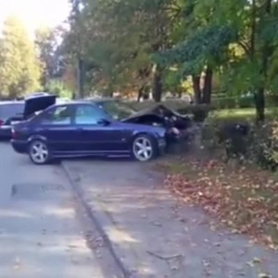 Video: Skolēni Teikā avarējušu BMW ievelk cita auto sānos