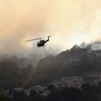 Foto: Francijā 350 ugunsdzēsēju cīnās ar meža ugunsgrēku dabas parkā