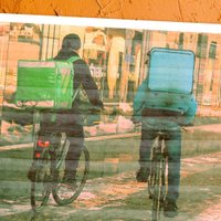 Велокурьер-нелегал за 8000 евро. Как мошенники привозят в Латвию индийцев — и "кидают" их с работой