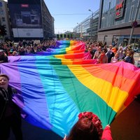 Foto: 'Riga Pride' gājiens pulcē tūkstošiem cilvēku