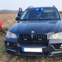Video: Lietuvā policija ar 'BMW X5' pļavā noķer bēgošu kvadriciklistu