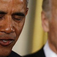 Obama emocionalā uzrunā paziņo par šaujamieroču tirdzniecības ierobežošanu ASV