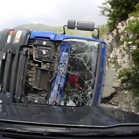 Video: kravas auto avārija, kura varēja beigties arī ļaunāk