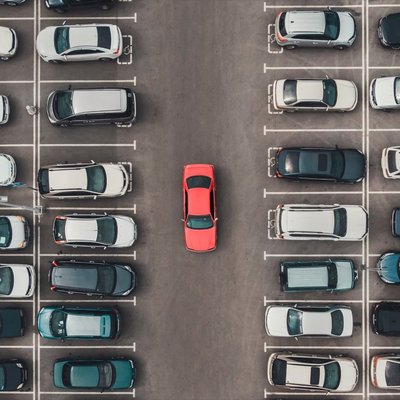 'Lielākas autostāvvietas' un 'pret autocentrismu' – meklēs risinājumus drošākai auto novietošanai