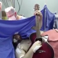 Vīrietis smadzeņu operācijas laikā spēlē 'The Beatles' dziesmu