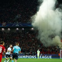 Maskavas 'Spartak' fani Čempionu līgas spēlē izkar plakātu 'UEFA - mafija' un aizdedzina dūmu sveces